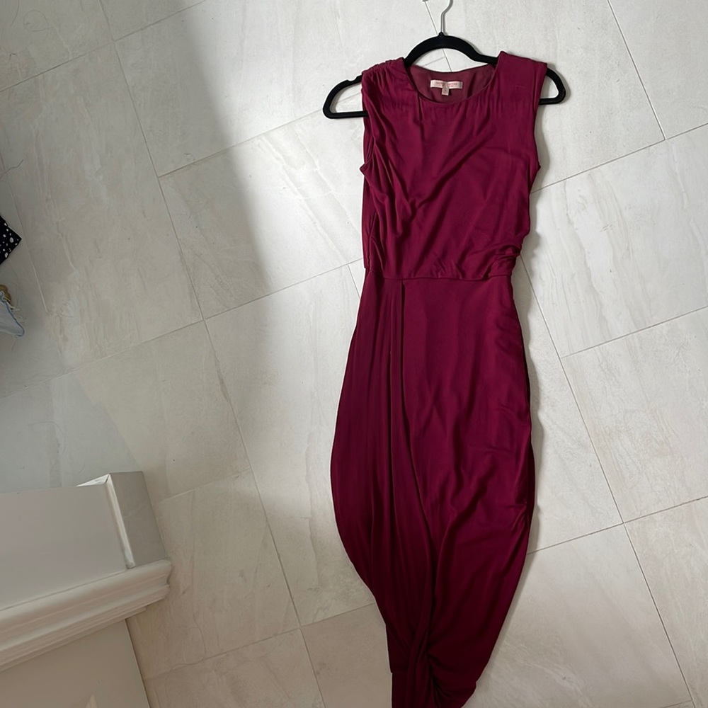 Mid length dress in burgundy